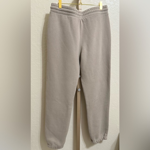 Hollister Men’s Relaxed Fleece Graphic Joggers – Tan - Picture 4 of 6